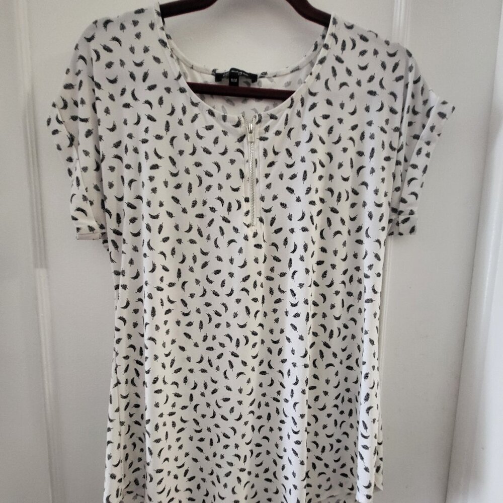 Lily Morgan White & Black Feather Print Short Sleeve Top - Size Medium